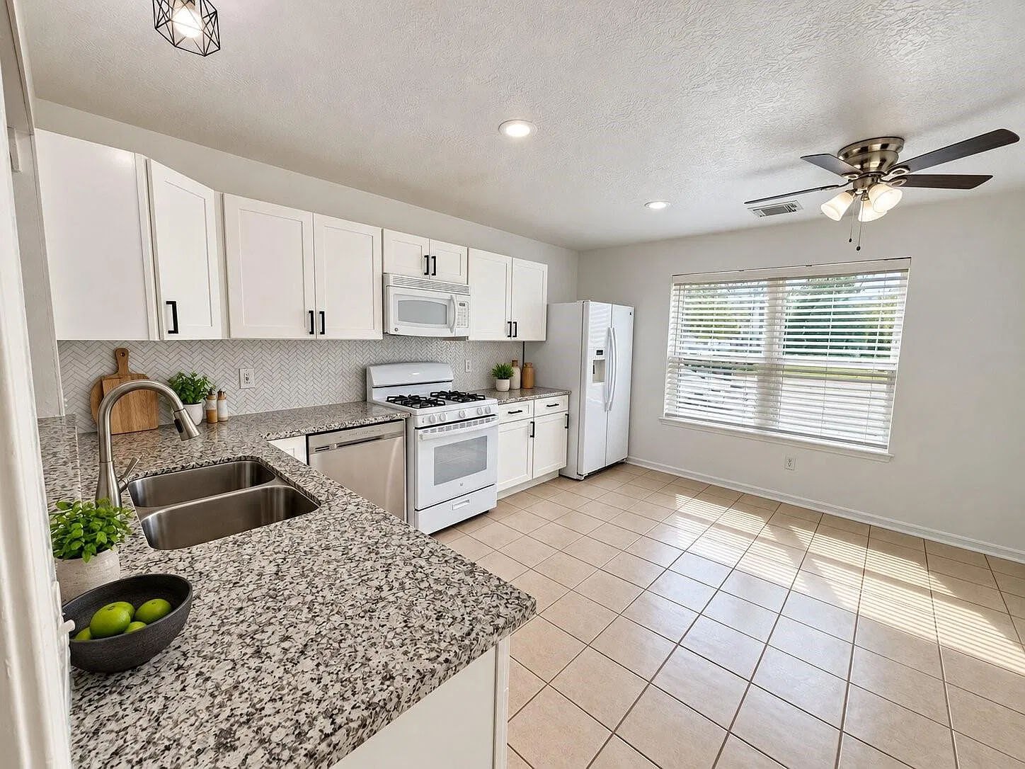 3 bed, 2.0 bath, 1621 sqft, $2,000 — Photo 3