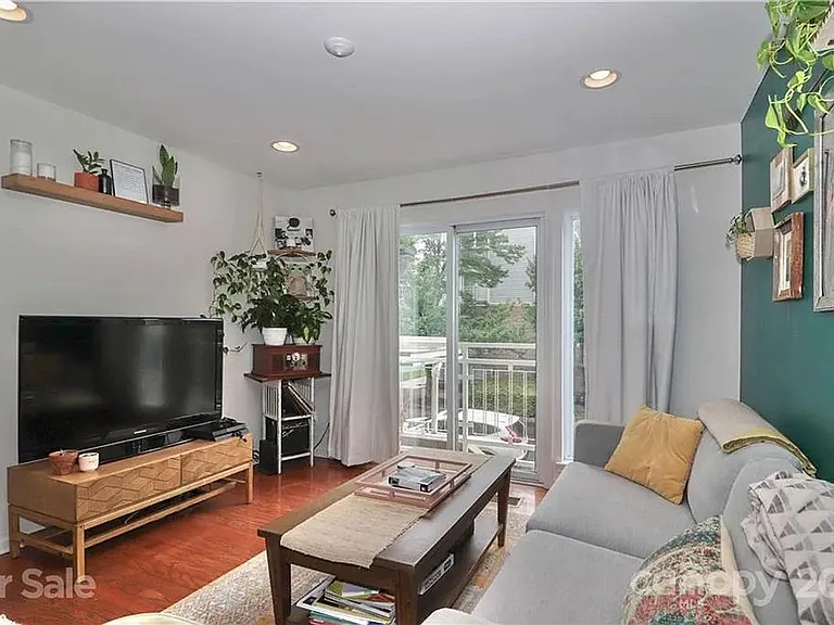 547 Donatello Ave — Photo 16