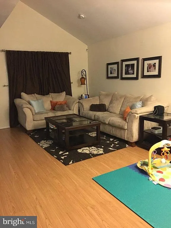 3 bed, 2.5 bath, 1268 sqft, $2,400 — Photo 2