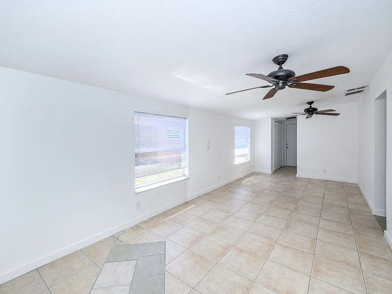 510 Sharon Cir — Photo 12