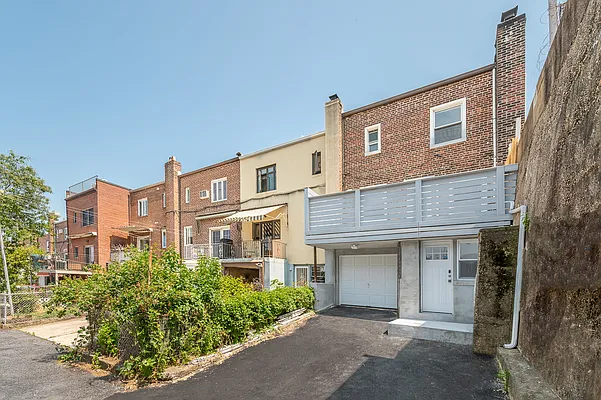 Sold by Modern Spaces | media 22