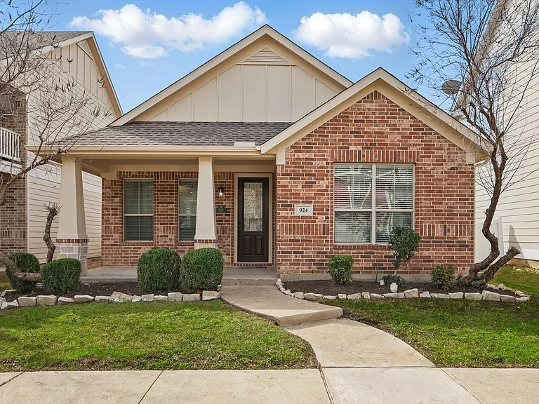 924 Charleston Ln — Photo 14