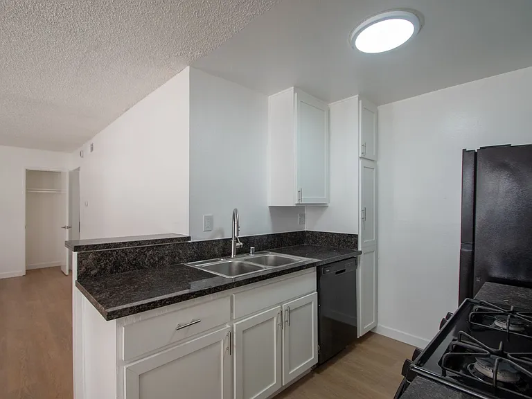 5921 Whitsett Ave — Photo 5
