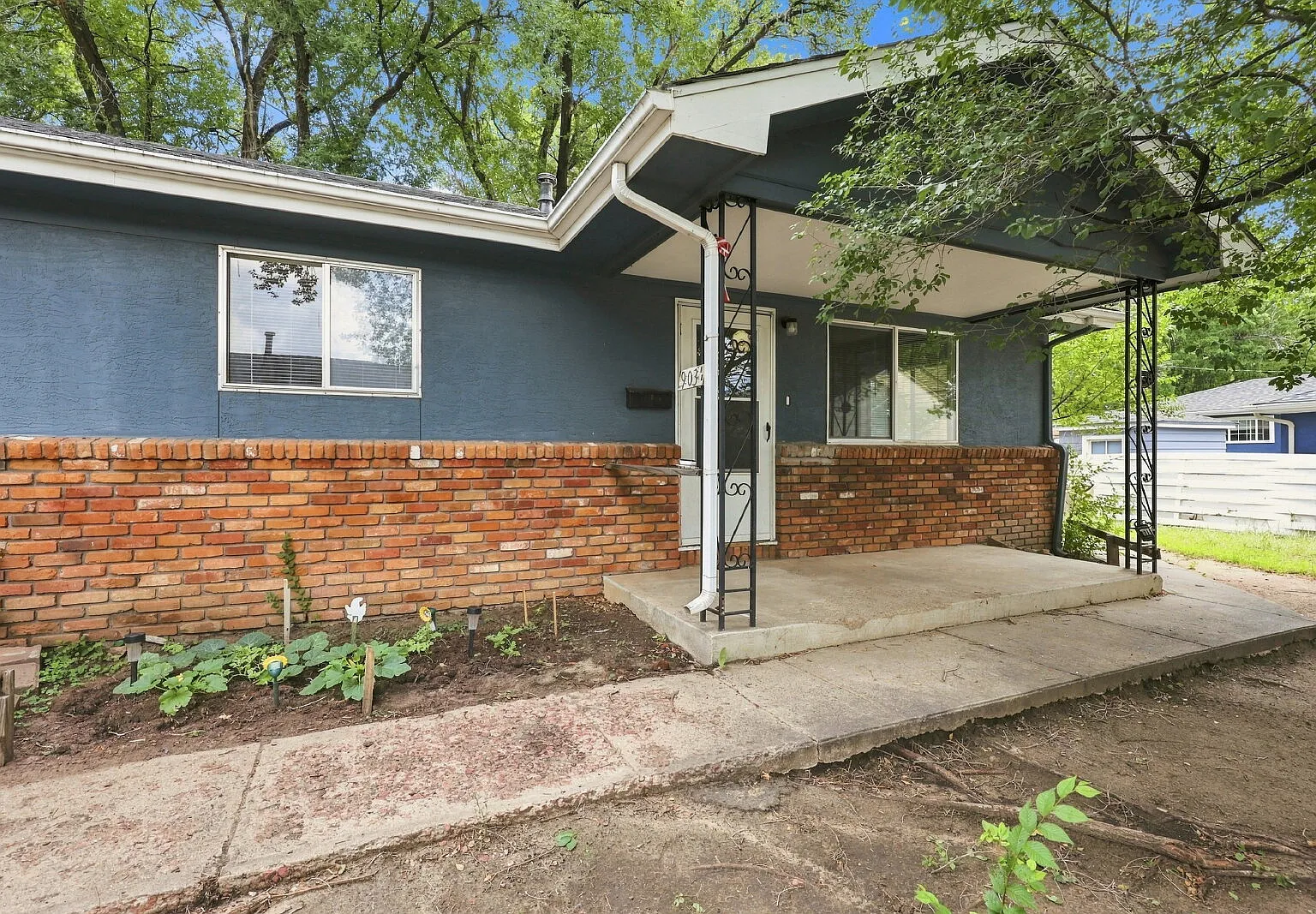 2 bed, 1.0 bath, 700 sqft, $1,296 — Photo 2