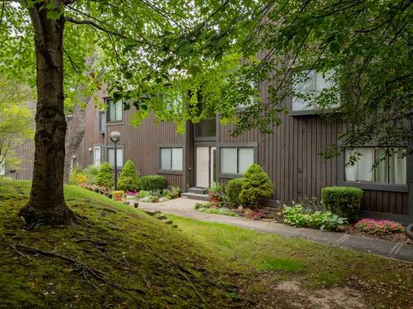 132 Stirling Ct #60, Kalamazoo, MI 49006