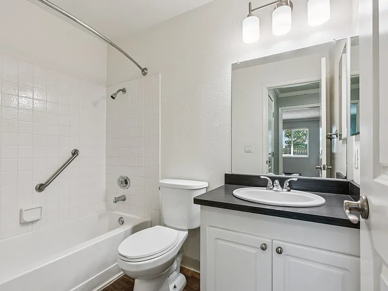 Ridgecrest Apartment Homes — Photo 10