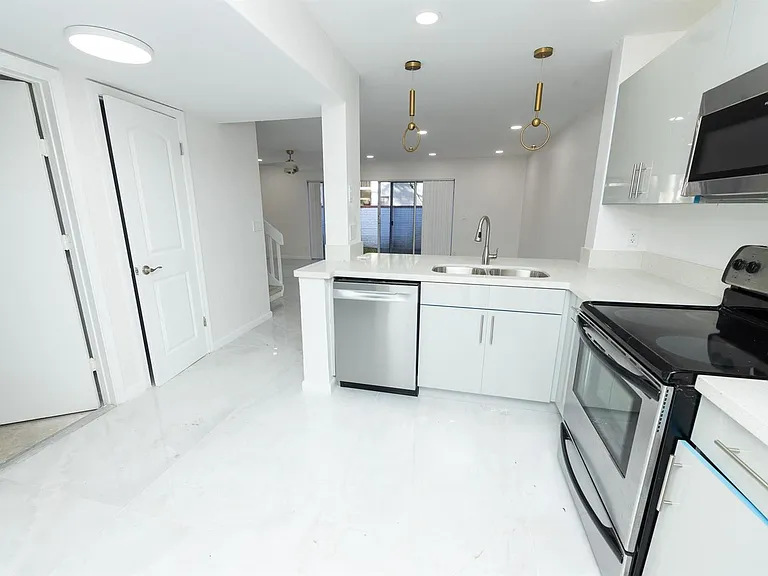 8939 NW 23rd St — Photo 4