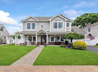 6 Roxbury Ln, Massapequa, NY 11758