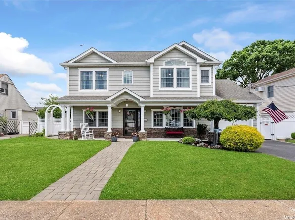 6 Roxbury Lane, Massapequa, NY 11758