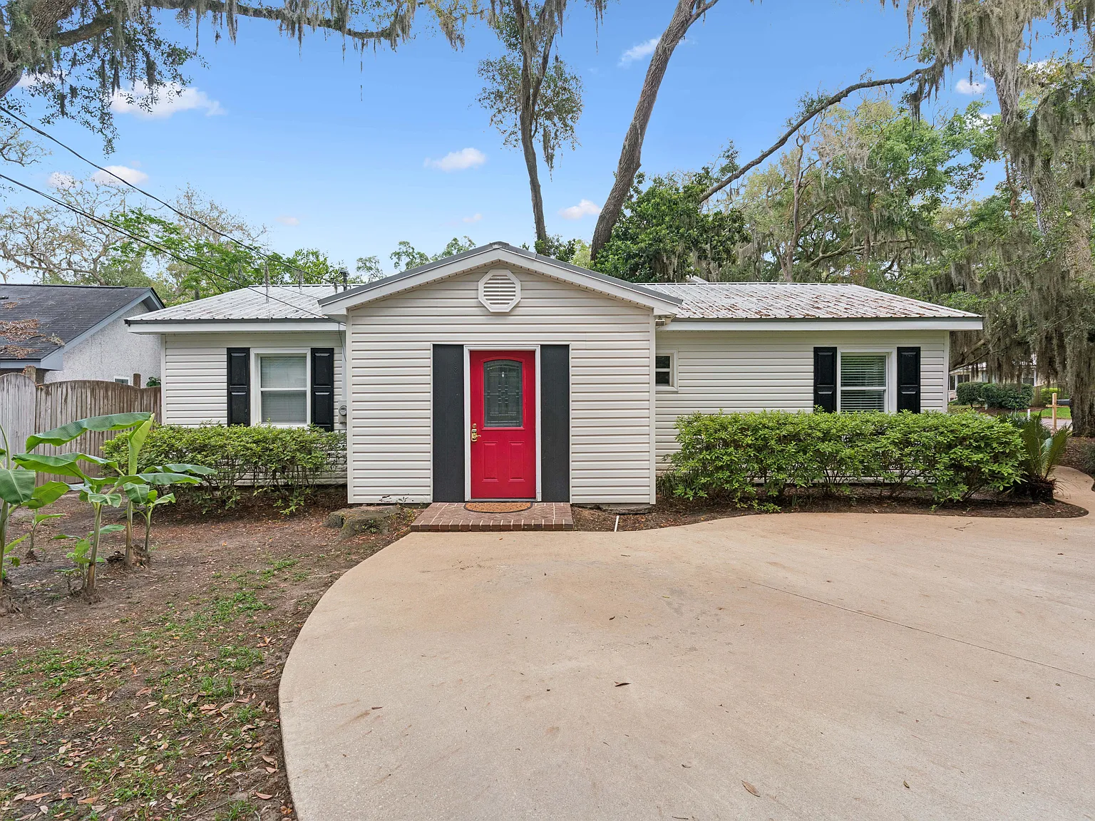 3 Bed 1 Bath Fully Furnished Home All Utilities - Available Now! — Photo 1