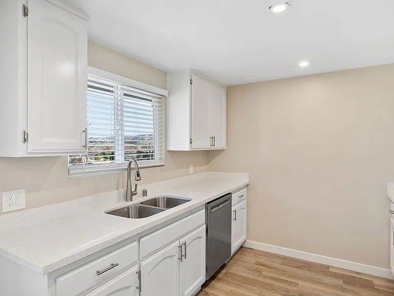 5220 Traffic Way — Photo 4
