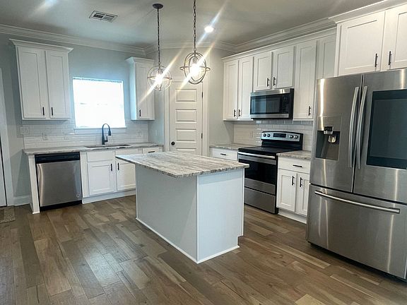 3rd image of 850 Sallier St #4