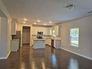 4th image of 3213 Camden Ct S