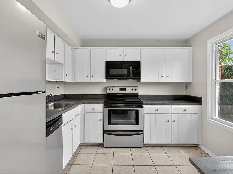 5326 King Arthur Cir — Photo 3