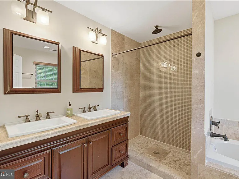 1433 McLean Mews Ct — Photo 28