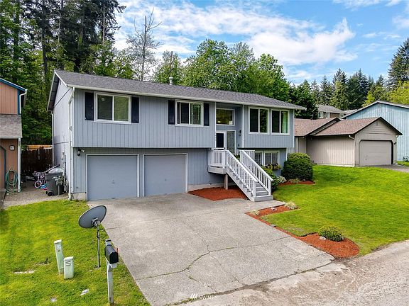 5th image of 1095 NE Regal Ct