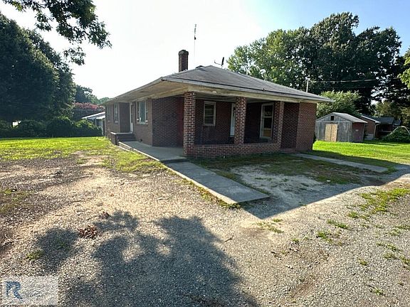 2nd image of 2226 Mountain Rd