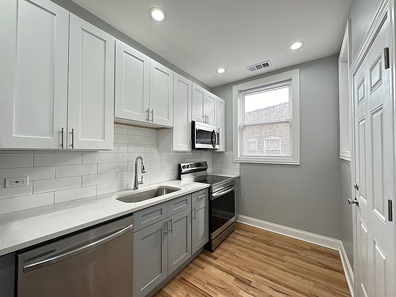 3rd image of 1151 W Lunt Ave Unit 4