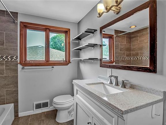 3rd image of 175 E Morris Ave