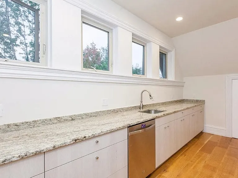 143 W Walnut Ln — Photo 13