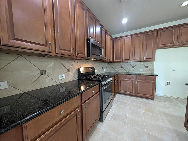 1602 Westmeadow Trl — Photo 9