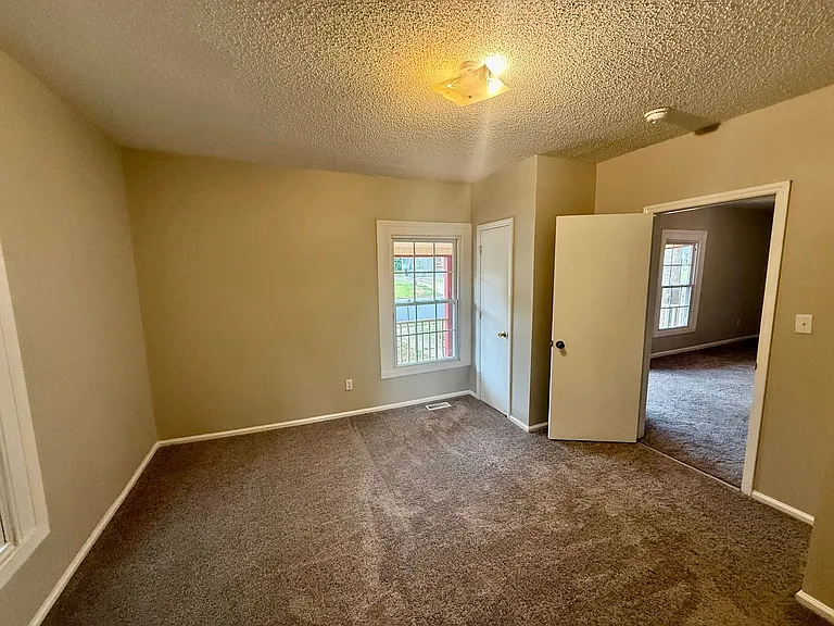 413 Everett St — Photo 7