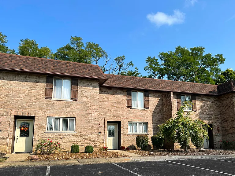 Crestbrook Apartments & Townhomes — Photo 17