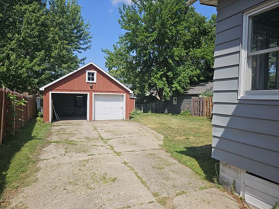 3rd image of 629 Diamond Ave NE