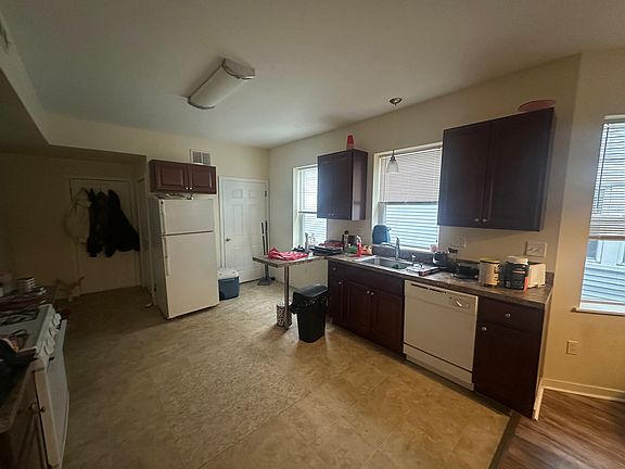 5th image of 22 Ellsworth Ave #3