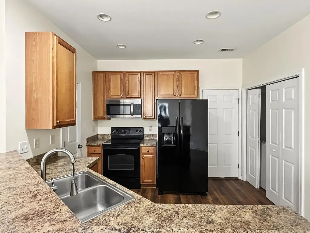 1406 Parkland Way — Photo 4