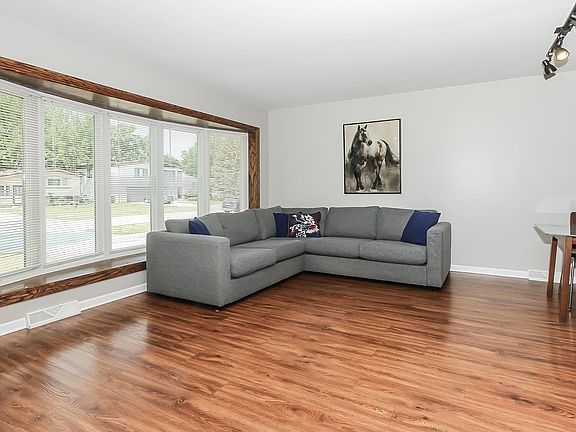 3rd image of 1125 Hewitt Dr