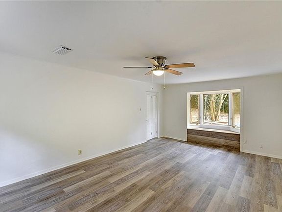 3rd image of 850 Forest View Dr #A