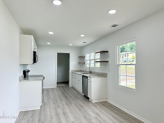 2nd image of 2520 Parkway Drive