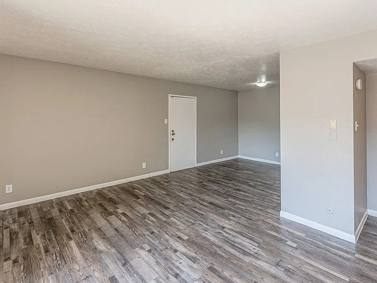 South Crest Apartments: All Bills Paid -Dazzling Dallas Apartments in Quiet Area! — Photo 23
