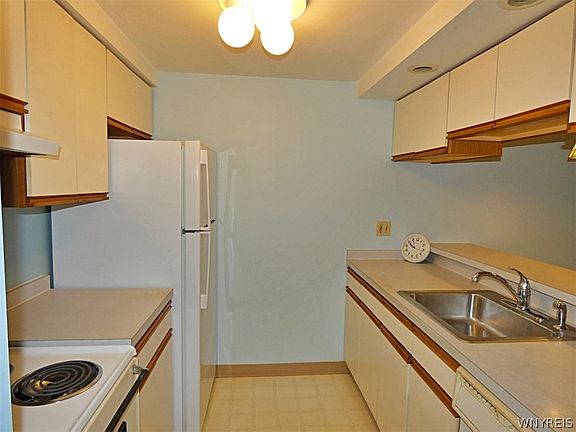 4th image of 19 Crownview Ter
