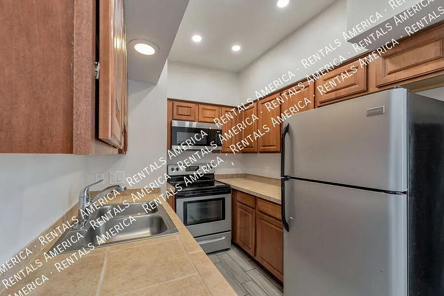 Move-in-ready 2 bedrooms and 2 baths condo in the heart of Tucson — Photo 1