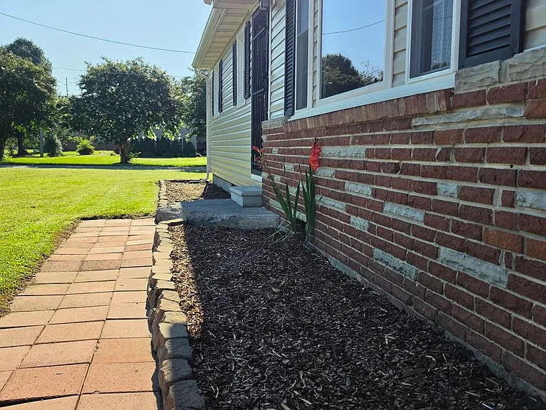 916 Elliott St — Photo 3