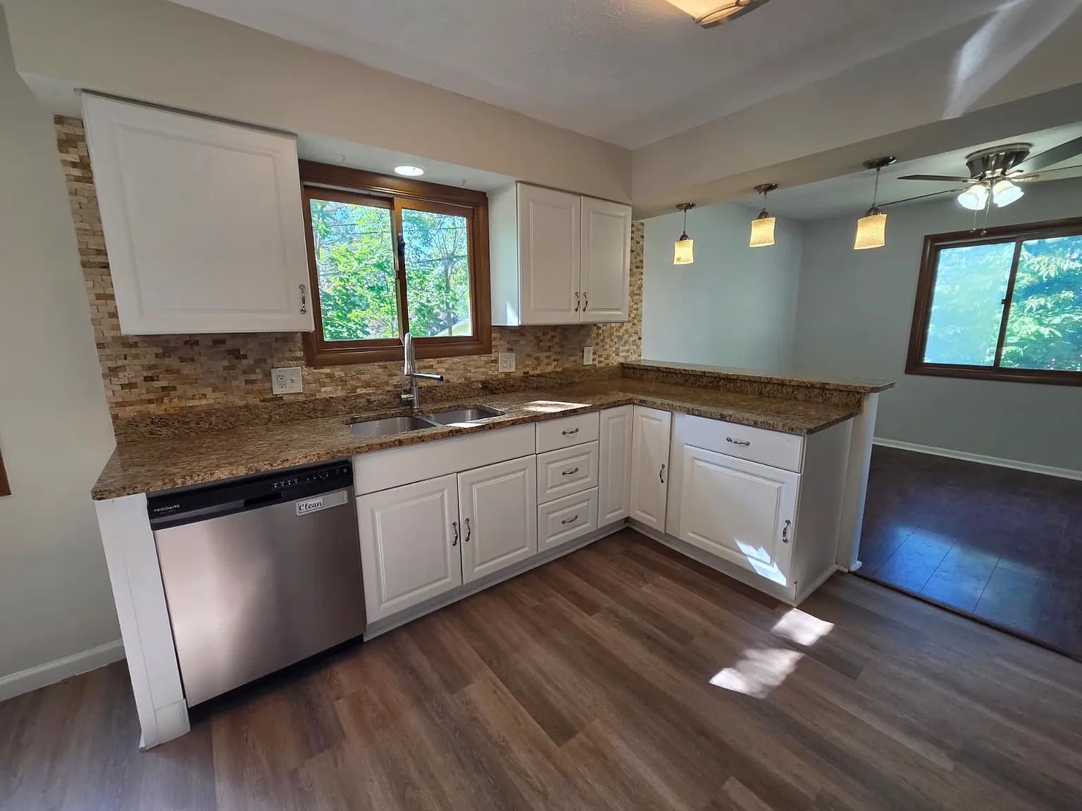 3 bed, 2.5 bath, 3225 sqft, $2,000 — Photo 4