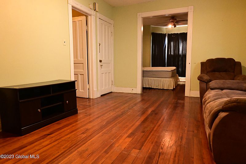 5th image of 1531-1533 Carrie Street