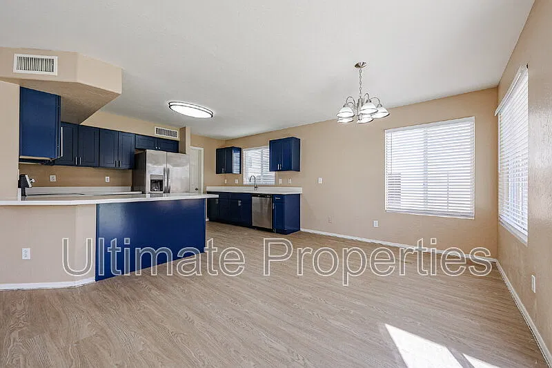 5 bed, 3.0 bath, 2285 sqft, $2,500 — Photo 4