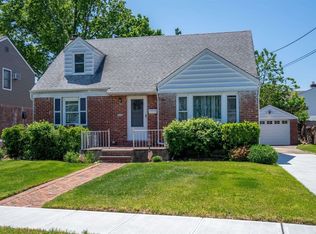 449 Emory Rd, Mineola, NY 11501