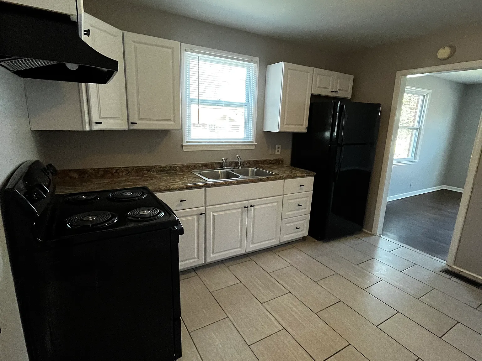 3 bed, 1010 sqft, $2,100 — Photo 2