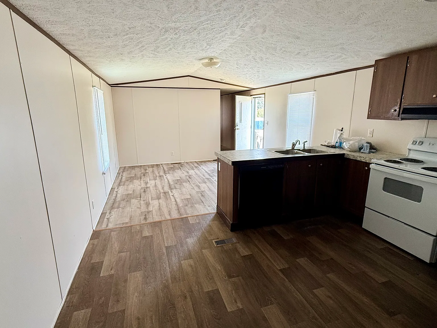 3 bed, 1000 sqft, $975 — Photo 3