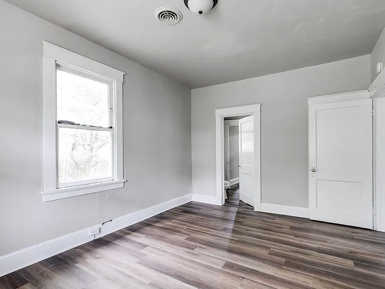 215 E 35th St — Photo 10