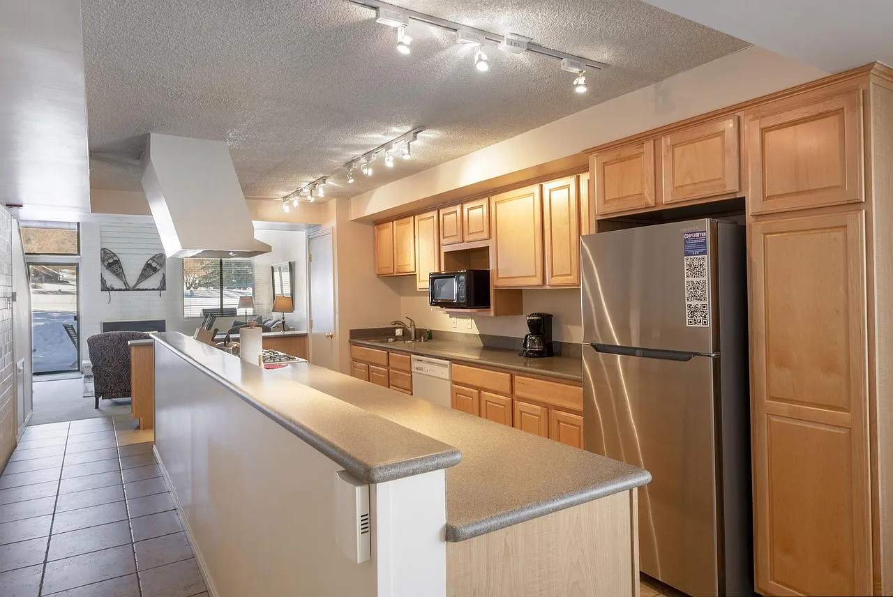 4 bed, 2.5 bath, 1610 sqft, $3,795 — Photo 4
