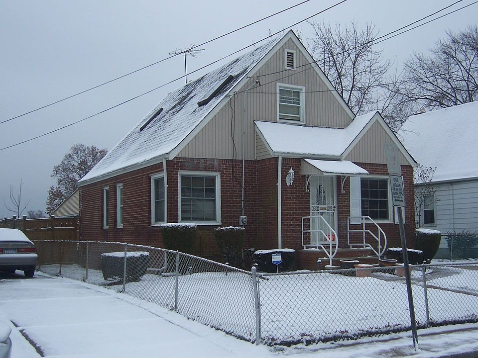1st image of 102 Wellington St