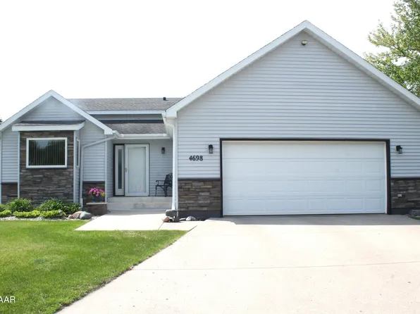 4698 Homestead Cir, Grand Forks, ND 58201