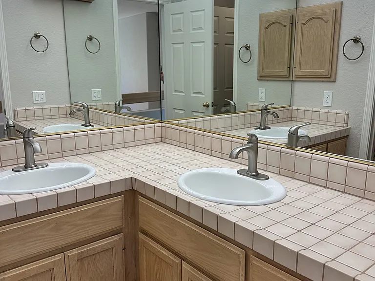 2221 Banbury Cir — Photo 38