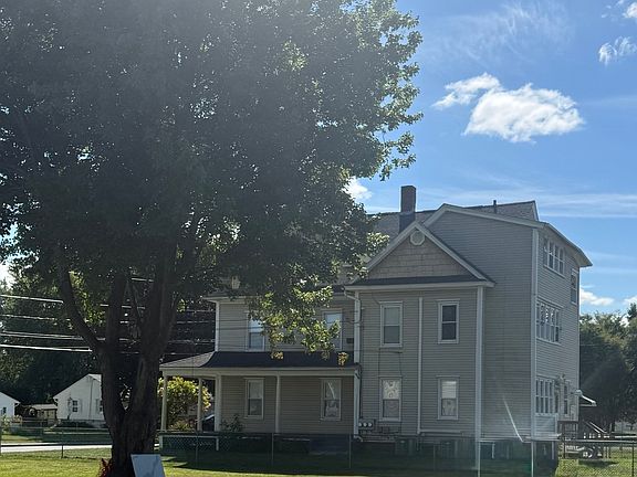 4th image of 418 Chicopee St
