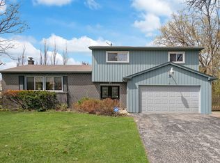 1110 Montgomery Dr, Deerfield, IL 60015